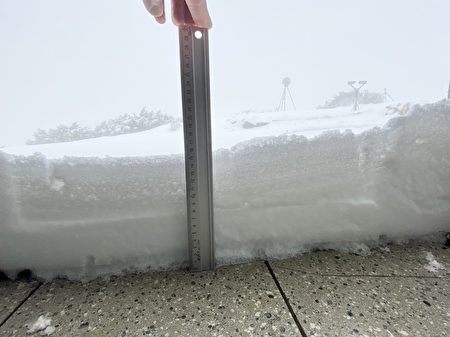 玉山地區降四月雪，從昨﹙6﹚日早上開始降雪，至今﹙7﹚日早上，積雪已達14.5公分。