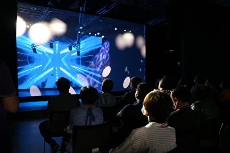 来宾参访有校园版小巨蛋美称的醒吾科技艺术展演中心体验舞台声光效果。