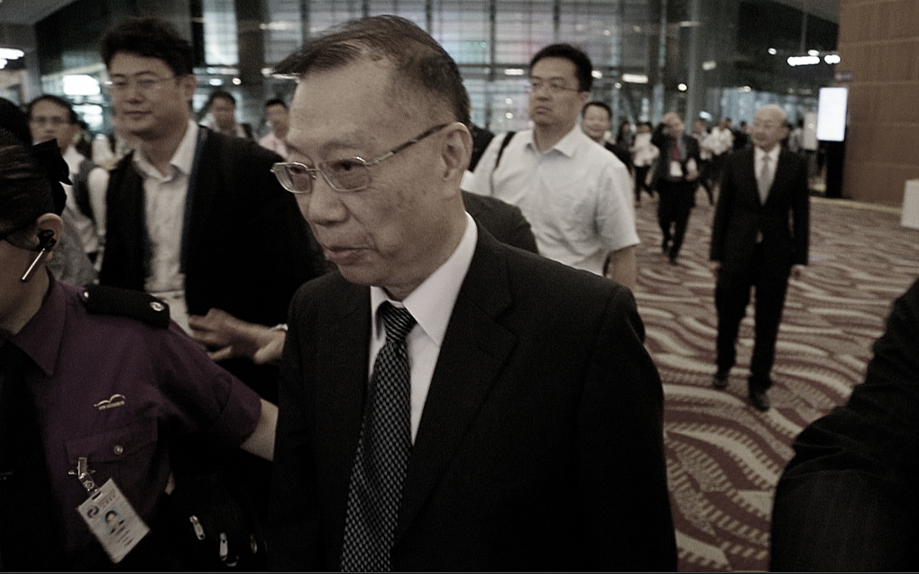 2016年8月18日,被中共渗透的世界器官移植学会在香港的学术年会上为中共的活摘器官罪行洗白,黄洁夫在会议现场多次躲避记者提问。(余钢/大纪元)