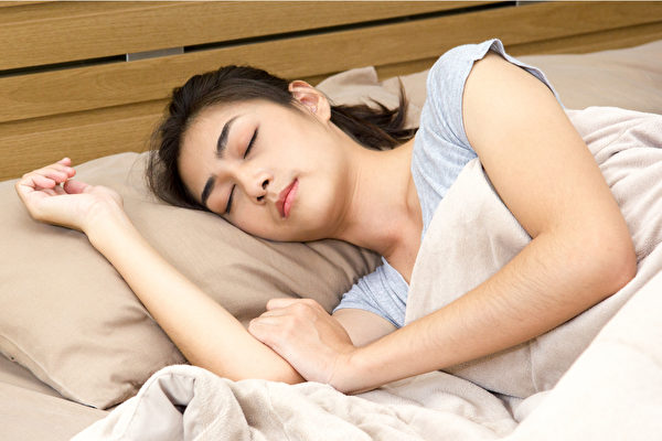 不同睡覺姿勢有不同的益處，如側睡能保持呼吸道通暢，改善打鼾與睡眠呼吸中止症狀。(Shutterstock)