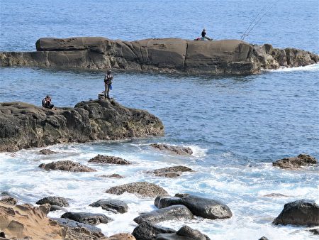 佳乐水海岸有无数的钓客驻足。