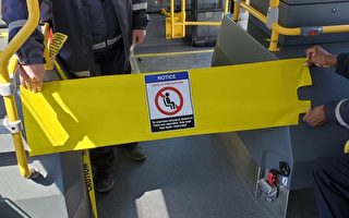 多伦多公交车装塑胶护栏 隔开司机与乘客