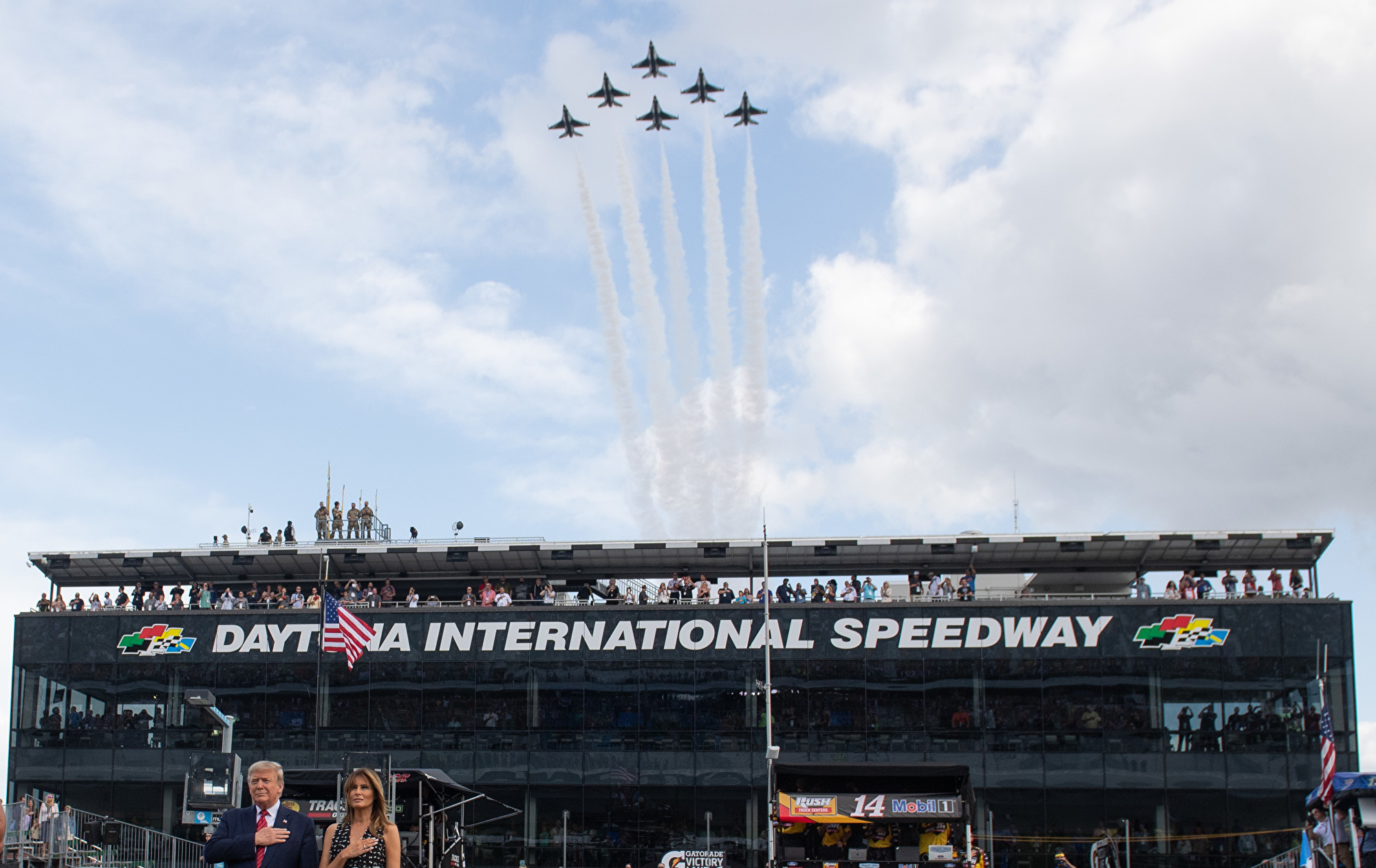 2020年2月16日,美國空軍雷鳥在Daytona 500 Nascar比賽演奏國歌期間,從總統川普(特朗普)和第一夫人梅拉尼亞上方飛過。(SAUL LOEB/AFP via Getty Images)