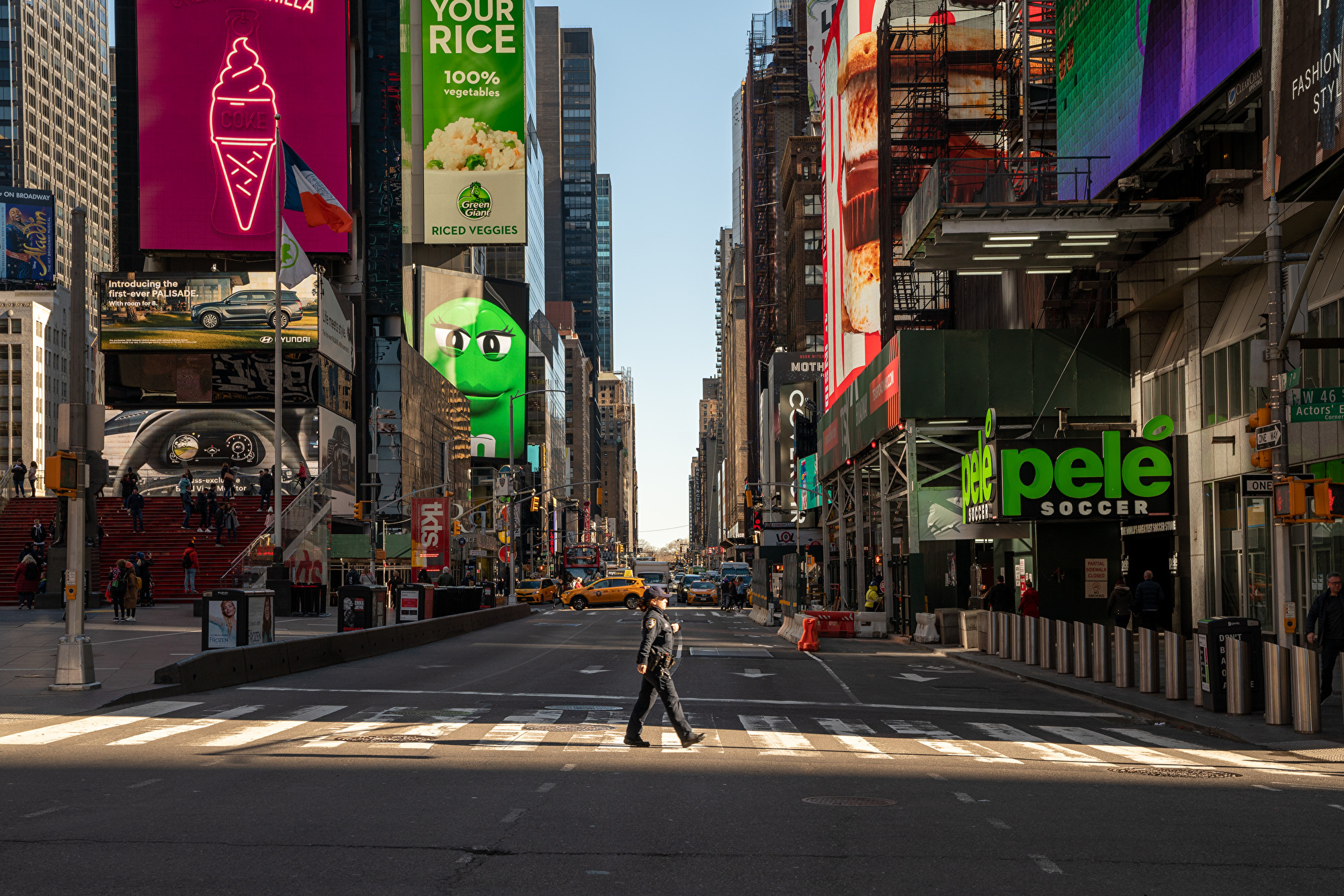 2020年3月12日,一位紐約市警察穿過空曠的時代廣場街道。(David Dee Delgado/Getty Images)