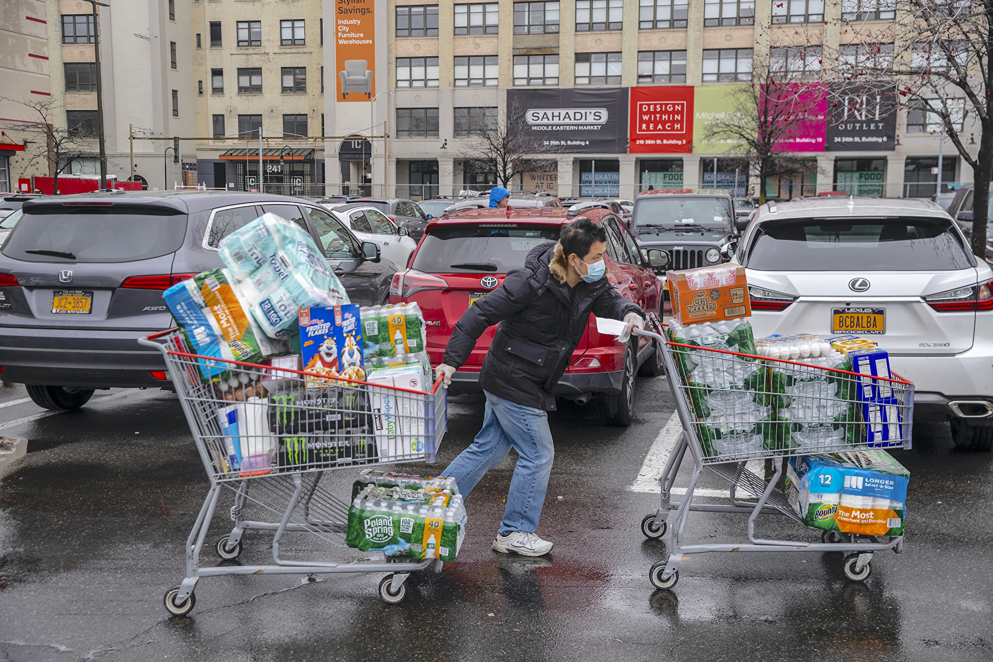 圖為紐約市布碌崙Costco商店外，一名華人把載滿食物及日常用品的推車推往停車處。(Victor J. Blue/Getty Images)