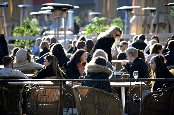 2020年3月26日，中共病毒在瑞典肆虐，人們在斯德哥爾摩中心一個廣場的露台上用餐。（JANERIK HENRIKSSON/TT News Agency/AFP via Getty Images）
