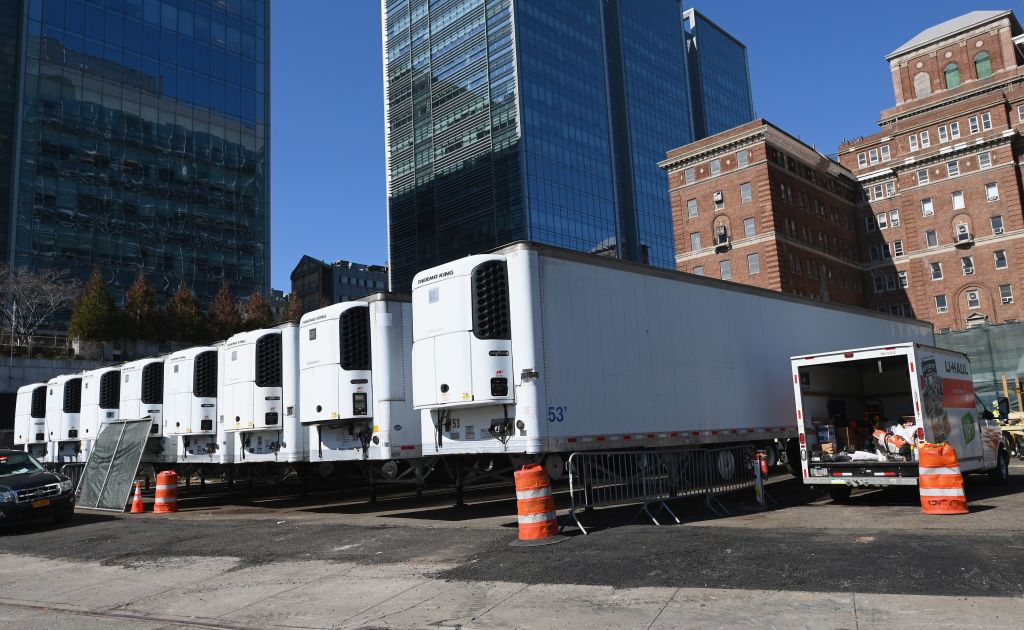 2020年3月27日，紐約市表維醫院（Bellevue Hospital）外停滿了冷藏卡車。（ANGELA WEISS/AFP via Getty Images）