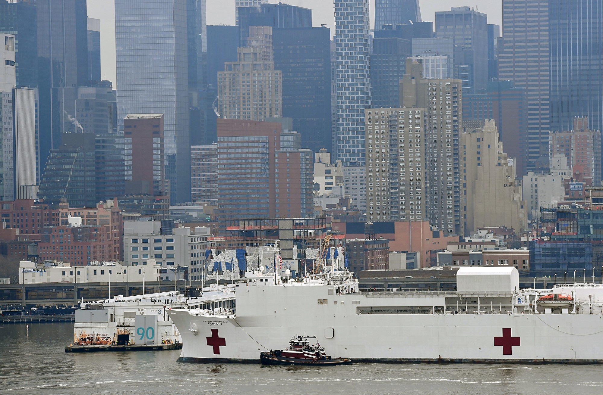 2020年3月30日,医疗舰舒适号停驶在曼哈顿90号码头。(ANGELA WEISS/AFP via Getty Images)