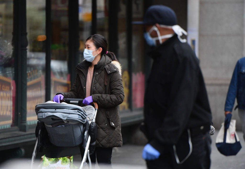 纽约市街上普遍能见到民众戴口罩出门。(ANGELA WEISS/AFP via Getty Images)