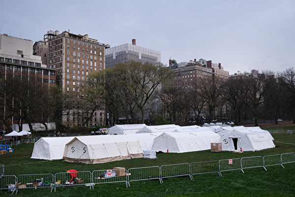 3月30日，紐約中央公園搭建戰地醫院。（Photo by Spencer Platt / Getty Images ）