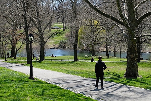 4月2日，仍然可以见到少数的人们在中央公园散步。(Photo by Dia Dipasupil/Getty Images)