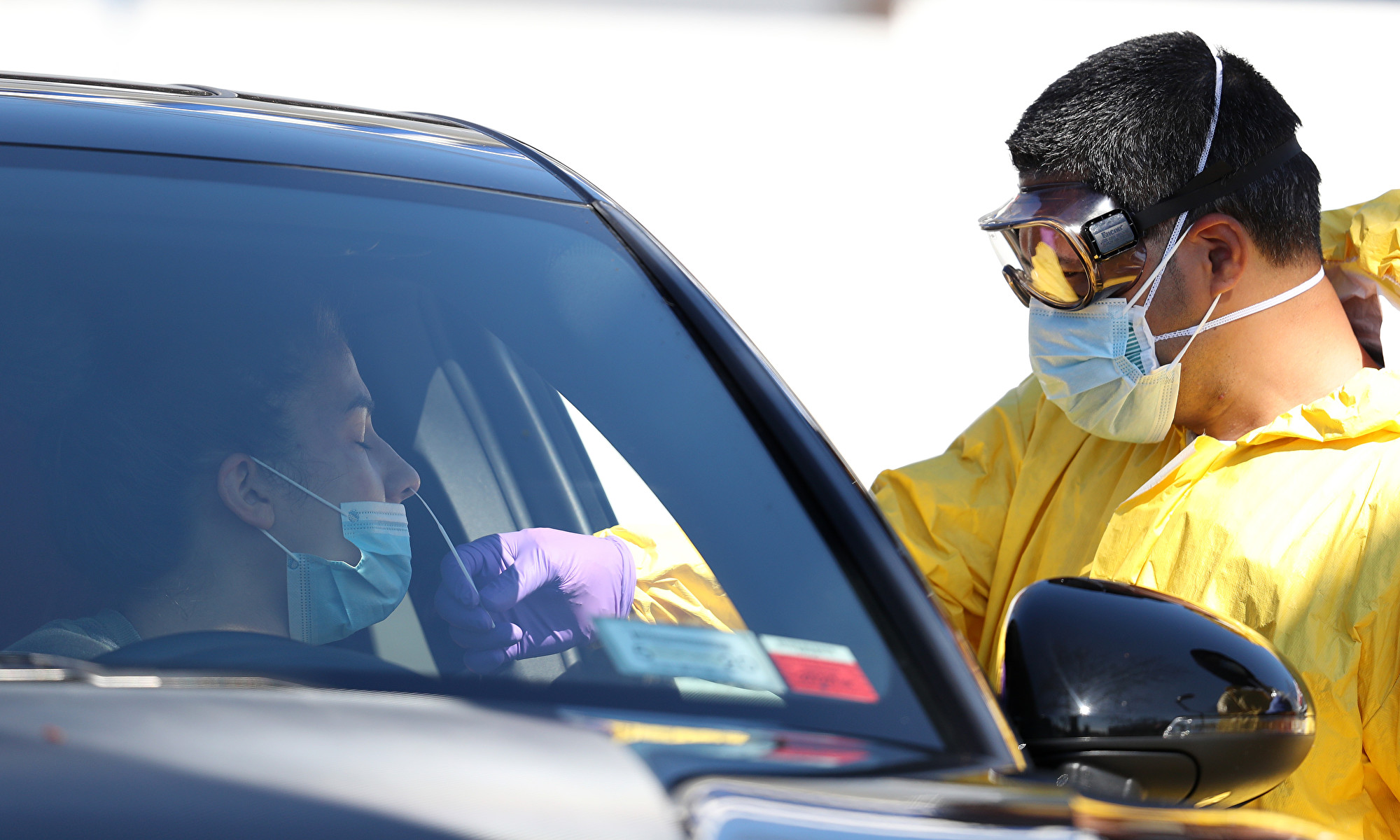2020年4月6日,长岛耶利哥的ProHealth Care医疗人员帮民众取检测样本。(Al Bello/Getty Images)