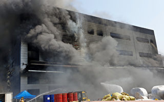 组图：韩国京畿道一仓库着火 至少38人死