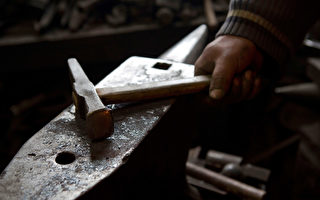 手工打造高价剪刀 日本最后一位传统工艺师