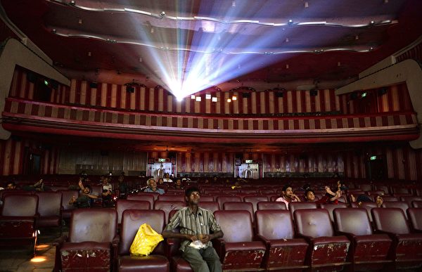 2014年12月5日，孟買的馬拉塔曼迪爾（Maratha Mandir）戲院正在放映《漂洋過海愛上你》。（INDRANIL MUKHERJEE/AFP via Getty Images）