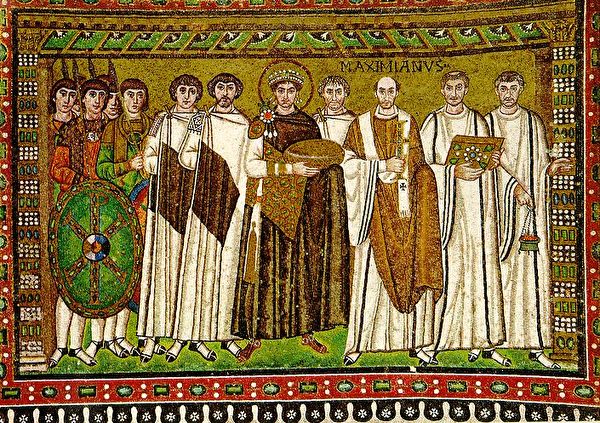 意大利拉文納聖維泰爾教堂的鑲嵌畫：中間是查士丁尼一世，他右邊是貝利薩留大將，左邊是君士坦丁堡大牧首Maximin。（公有領域）