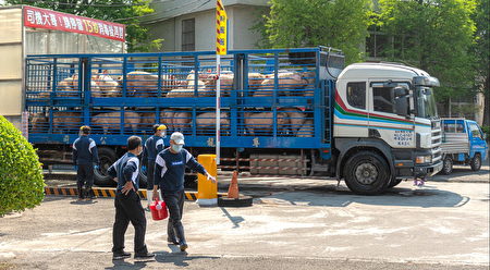 毛豬載運車輛須先繳交「豬隻來源健康聲明書」及「動物運輸車輛及裝載箱籠清洗消毒紀錄表」，以確保肉品市場安全。