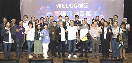 王令麟总裁（右六）、陈义文校长（右四）及全体与会人员在醒吾科技艺术展演中心合影。