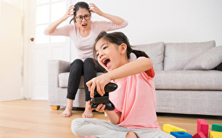 隔离在家，很多爸妈带小孩很辛苦，治疗师推荐3个可以让孩子好好“放电”的居家游戏。(Shutterstock)