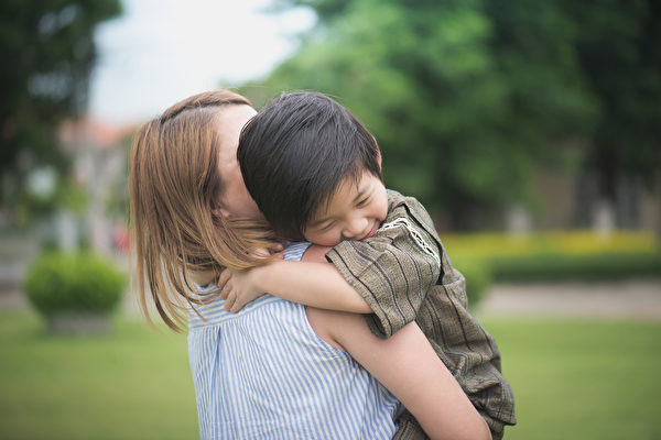 作为疼爱孩子又称职的父母，当然是有求必应。但这么做对吗？(Shutterstock)