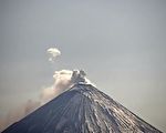 俄罗斯火山喷发 吐出罕见巨大烟圈
