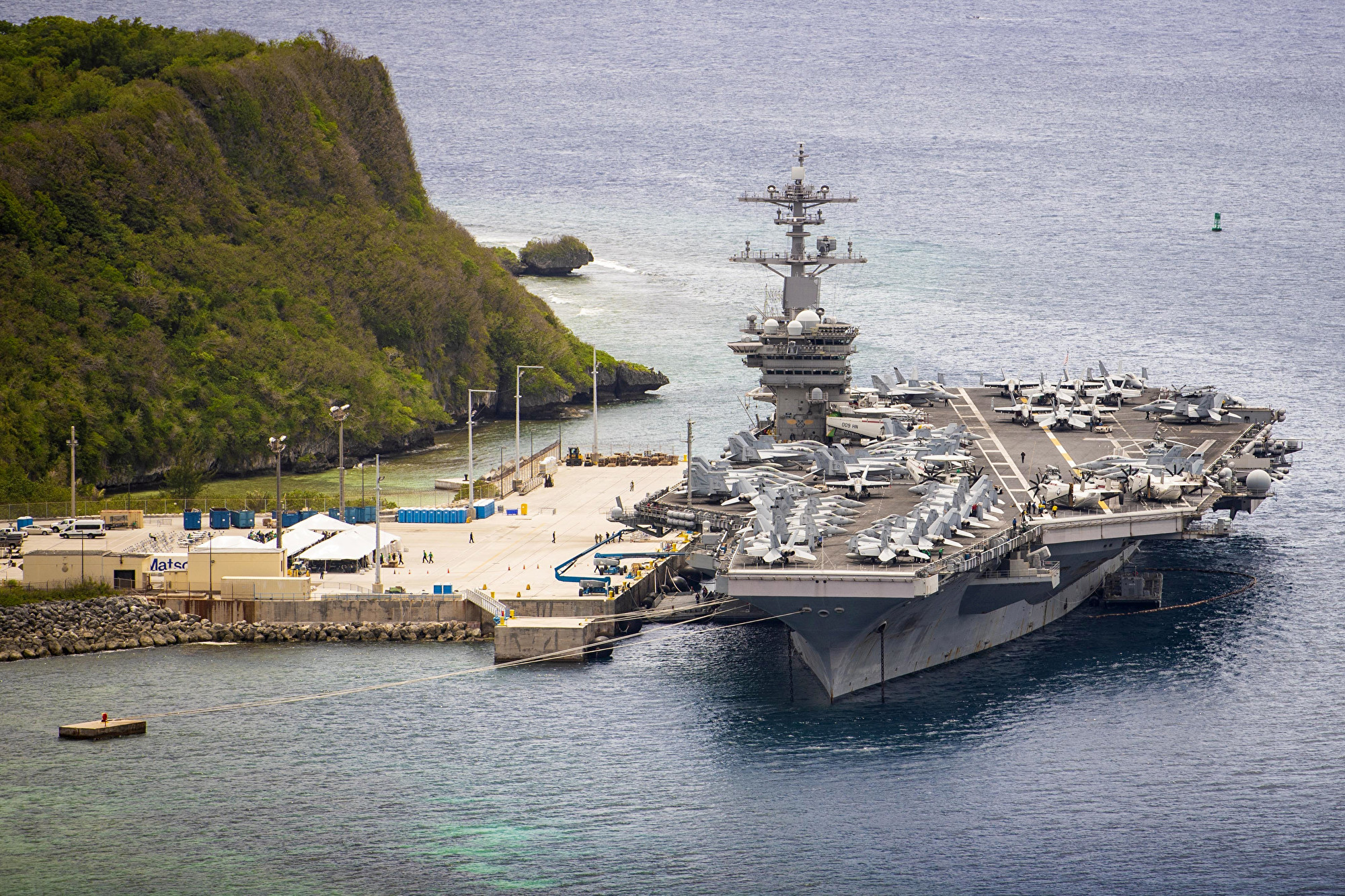 「羅斯福」號航母在關島檢疫期間,全艦近4000名官兵都離艦接受檢疫,航母也進行了徹底消毒。圖為5月19日停靠關島的「羅斯福」號。(Conner D. BLAKE/US NAVY/AFP)