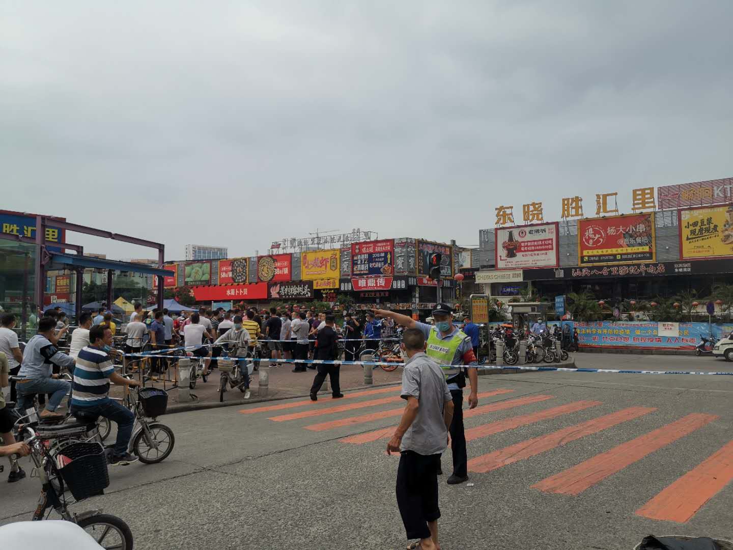 4月21日,上千名製衣廠老闆和一些商戶在地鐵東曉南站勝匯里商店街遊行。(知情人提供)