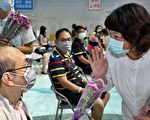 黃敏惠贈康乃馨 民眾及同仁又驚又喜