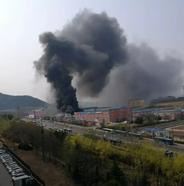5月4日，山東省青島開發區齊長城路與海爾大道附近東側一處廠房發生火災。（推特截圖）