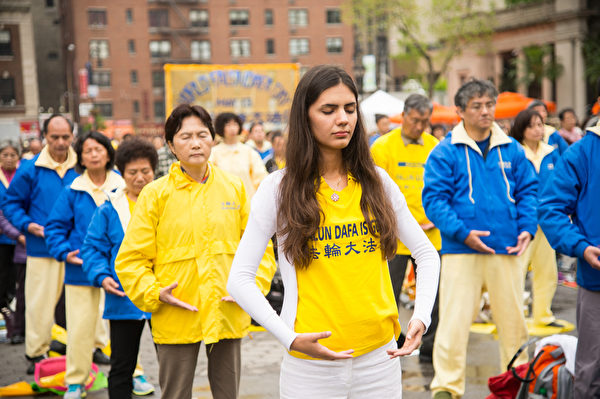 2014年5月15日，紐約，來自全球的部份法輪功學員在聯合廣場集體煉功慶祝世界法輪大法日。（戴兵／大紀元）
