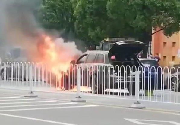 5月8日湖南長沙一輛電動車突然冒煙起火。（微博截圖）