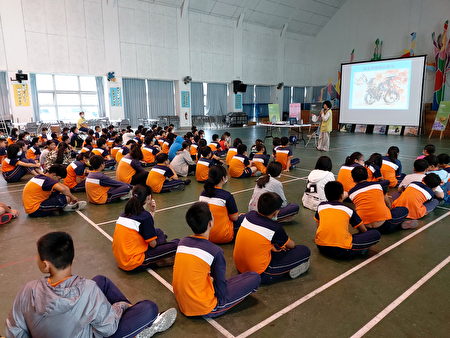 新故乡基金会蝴蝶环教列车开抵中峰国小校园，为全校师生进行环境教育。