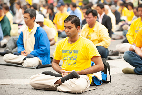 2009年5月9日，紐約，來自全球的部份法輪功學員在聯合廣場集體煉功。（戴兵／大紀元）