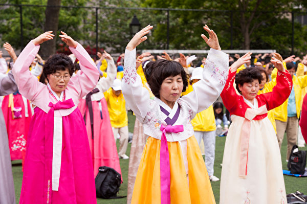 2013年5月18日，紐約，來自全球的部份法輪功學員在中國城哥倫布公園集體煉功。（戴兵／大紀元）