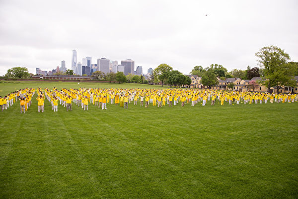 2018年5月13日，紐約，來自全球的部份法輪功學員在總督島公園舉行大型煉功排字活動慶祝世界法輪大法日。（戴兵／大紀元）