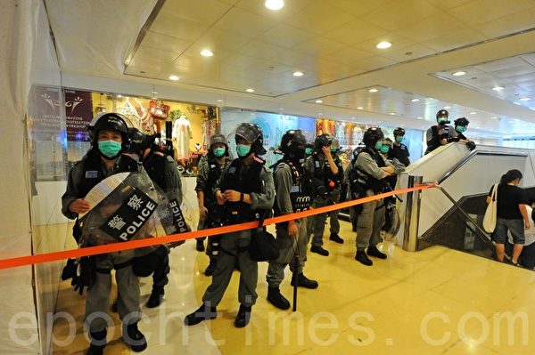2020年05月27日，香港立法會「國歌法」二讀。金鐘站A出口和海富中心有大量防暴警察拉起封鎖線封鎖。（宋碧龍／大紀元）