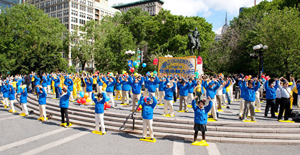 2010年5月9日，法輪功學員在紐約曼哈頓聯合廣場慶祝世界法輪大法日。（戴兵／大紀元）