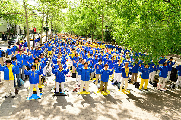 2012年5月11日，法轮功学员在纽约曼哈顿联合国前公园庆祝世界法轮大法日。（戴兵／大纪元）