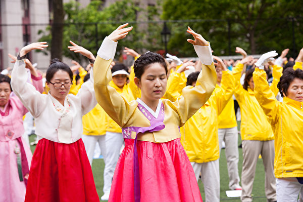 2013年5月18日，法轮功学员在纽约曼哈顿中国城集体炼功庆祝世界法轮大法日。（戴兵／大纪元）