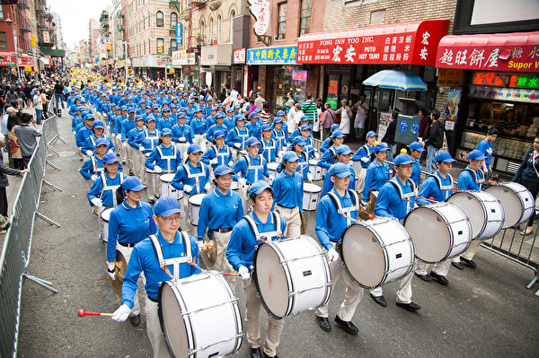 2013年5月18日，法轮功学员在纽约曼哈顿中国城举行大游行庆祝世界法轮大法日。（戴兵／大纪元）