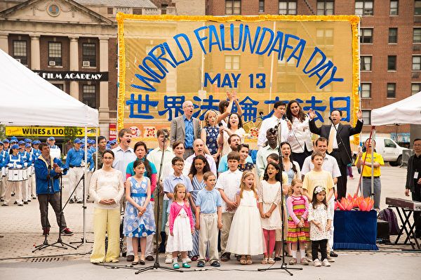 2014年5月13日，法轮功学员在纽约曼哈顿联合广场庆祝世界法轮大法日。（戴兵／大纪元）