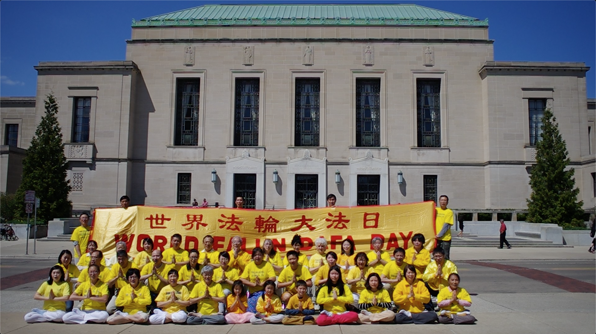 圖：2015年5月2日，密西根州，法輪功學員向李洪志大師祝壽及慶祝世界法輪大法日。（明慧網）
