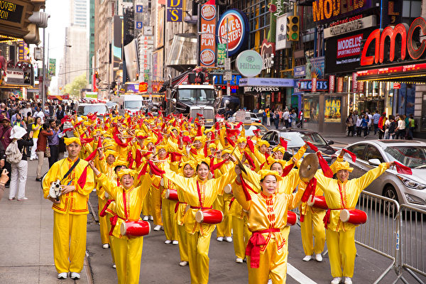 2015年5月15日，法轮功学员在纽约曼哈顿42街举行大游行庆祝世界法轮大法日。（戴兵／大纪元）