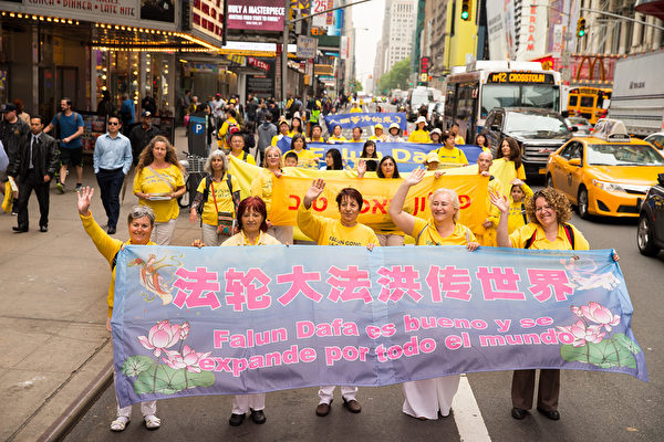 2016年5月13日，法轮功学员在纽约曼哈顿42街举行大游行庆祝世界法轮大法日。（戴兵／大纪元）
