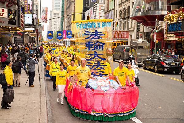2016年5月13日，法轮功学员在纽约曼哈顿42街举行大游行庆祝世界法轮大法日。（戴兵／大纪元）