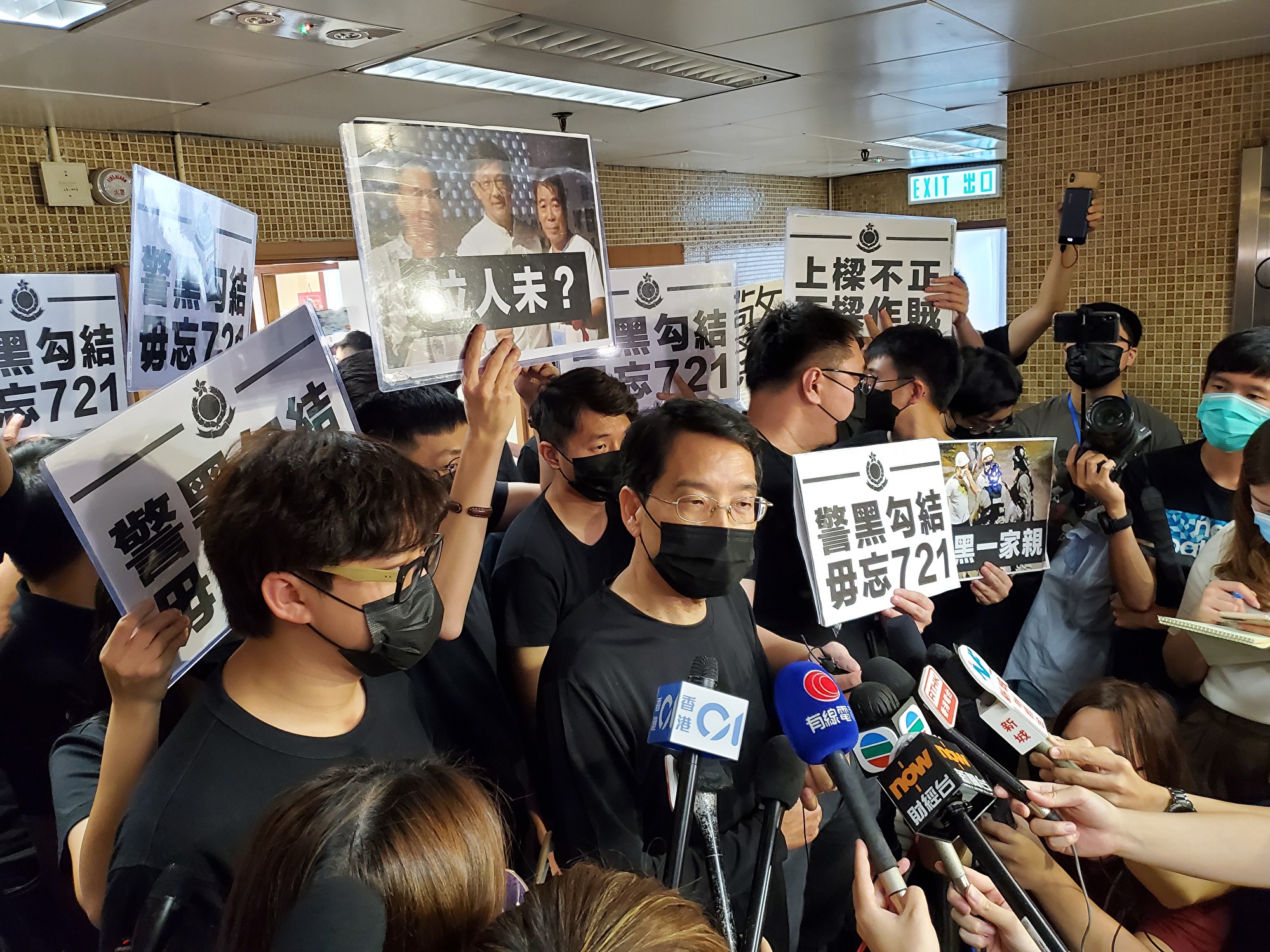 5月12日,元朗區議會主席黃偉賢質問鄧炳強是否是中共黨員。(宋碧龍/大紀元)