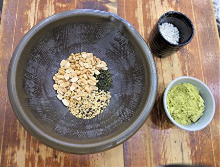 擂茶需要準備的材料，花生粒、白芝麻和綠茶葉，還有擂茶粉、米仔。