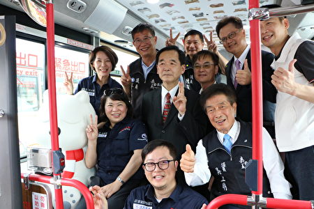  市长黄敏惠、副市长陈淑慧、国光客运副董事长王应杰、多位市议员与庄信棠SMART(第1排)等人在电动公车上合照。