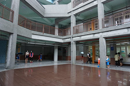 完工后的新校舍为三层楼建筑，共37间教室