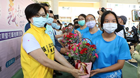 黄敏惠推广嘉义市在地优质花卉举办花艺课 育人国小 母亲节 大纪元